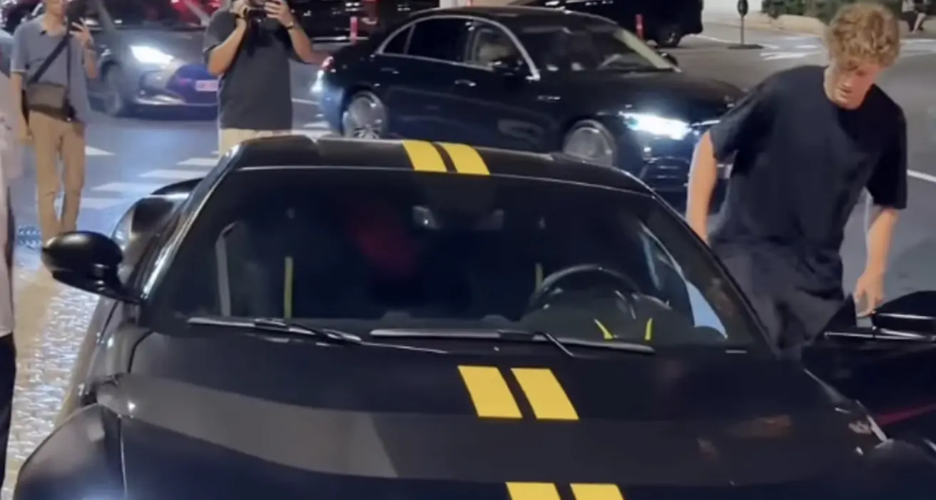 Sinner sceglie la Ferrari 812 Competizione: valore da capogiro