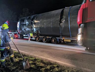 Camion perde un enorme serbatoio d'acqua sulla Pusteria, strada in sicurezza