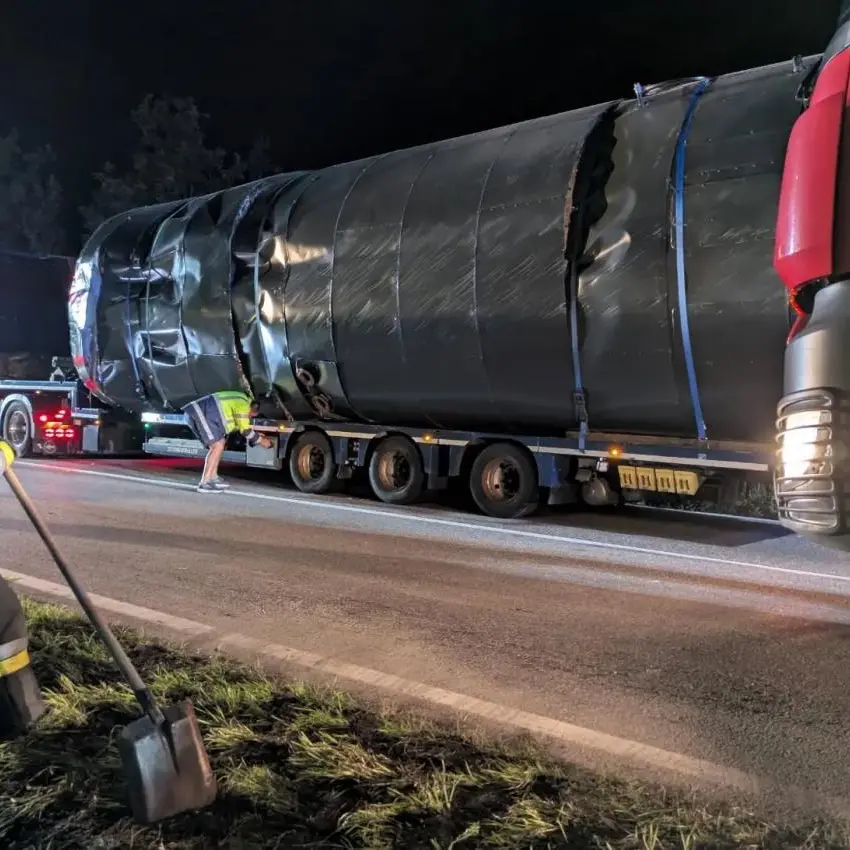 Camion perde un enorme serbatoio d'acqua sulla Pusteria, strada in sicurezza