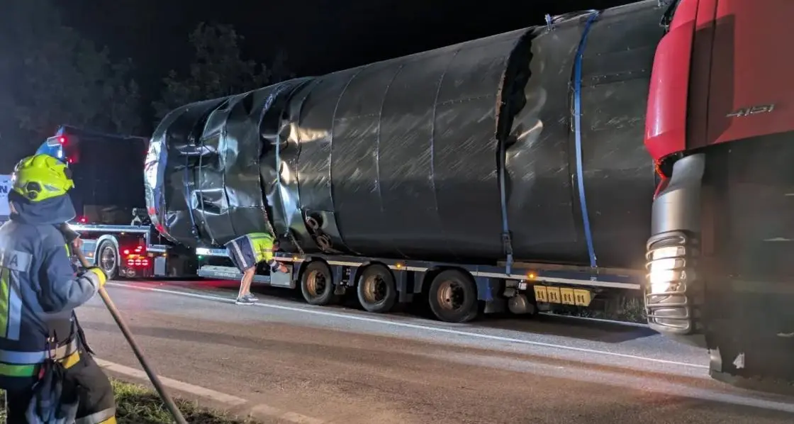 Camion perde un enorme serbatoio d'acqua sulla Pusteria, strada in sicurezza