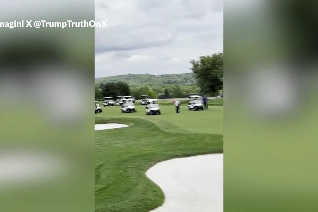 Virale il tiro di Trump al torneo di golf: \"La pallina è telecomandata\"