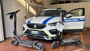 A 15 anni in monopattino truccato non si ferma al posto di blocco: denunciato