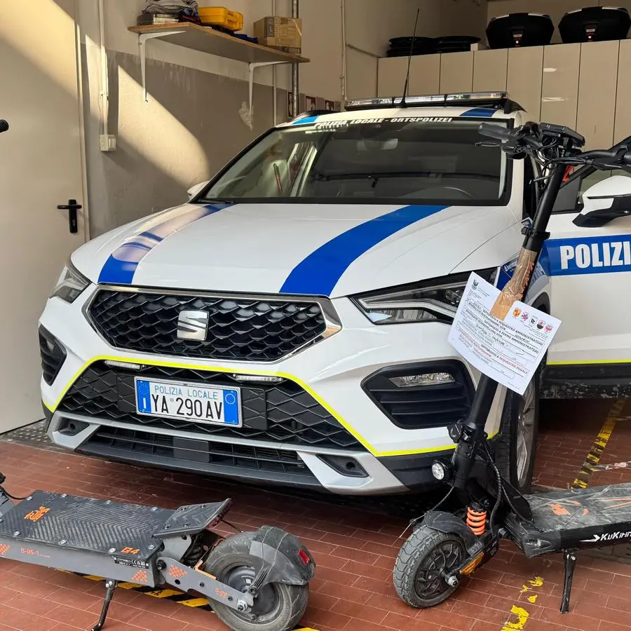 A 15 anni in monopattino truccato non si ferma al posto di blocco: denunciato