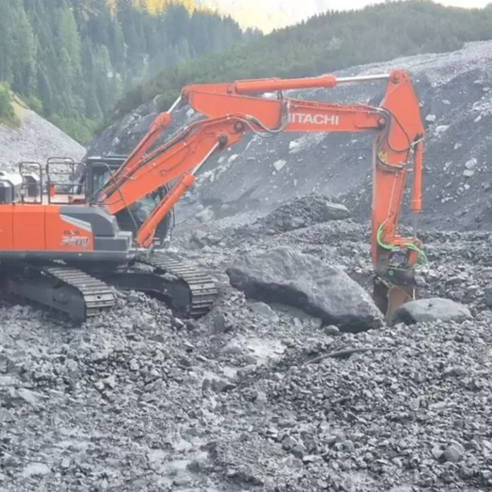 Danni da maltempo, ruspe in azione per il ripristino di strade, ponti e sentieri