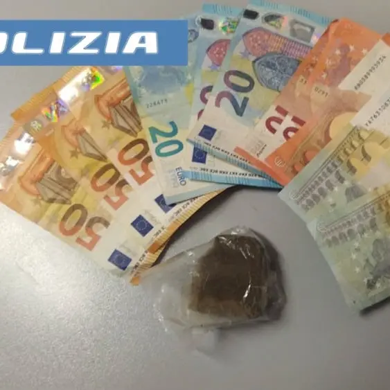 Arrestato dopo il furto al supermercato: aggredisce vigilantes e poliziotti, aveva 35 grammi di hashish