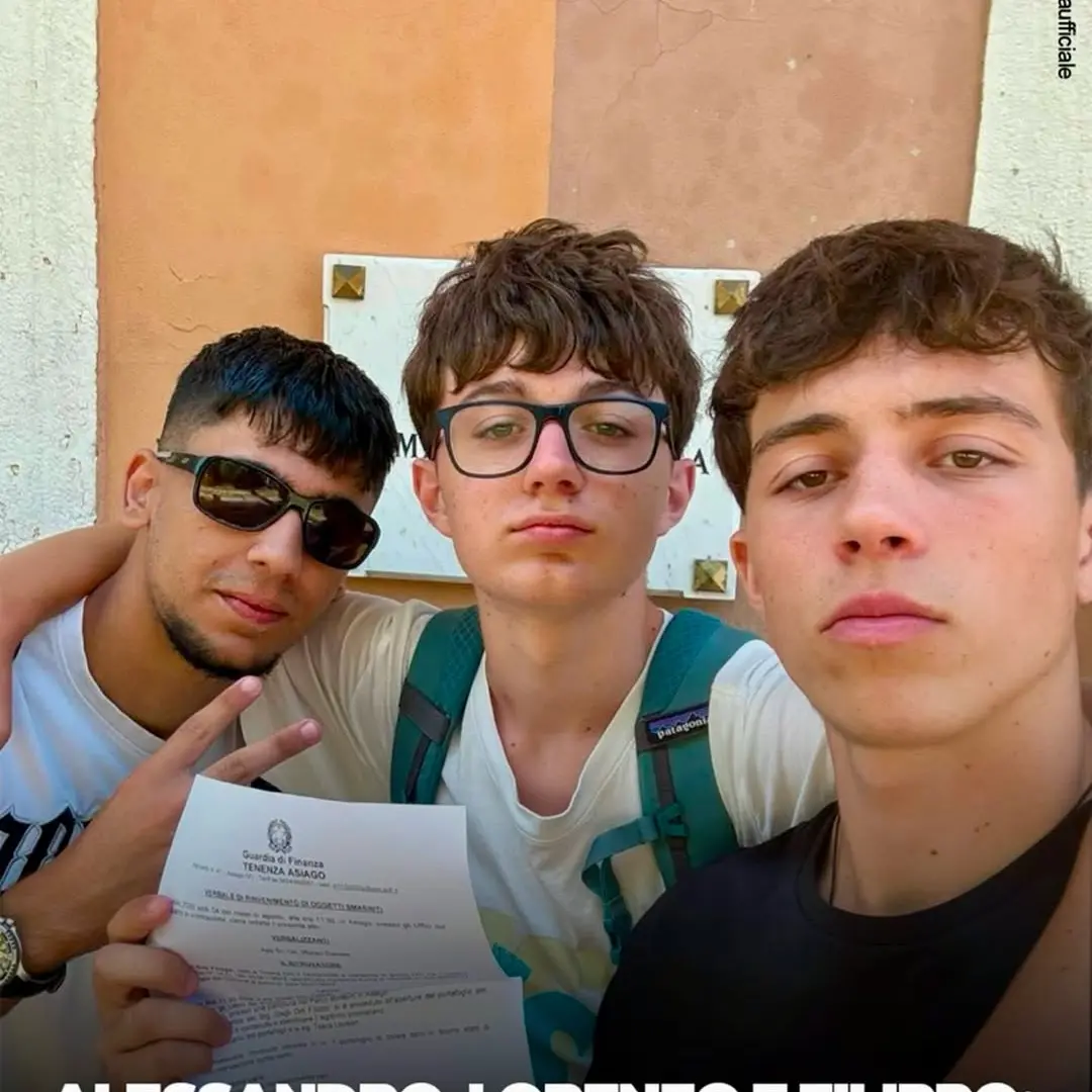 Tre giovani trovano un portafogli e lo consegnano alla Guardia di Finanza
