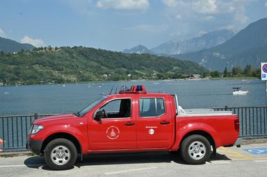 Unuomo di 43 anni rischia di annegare nel lago con il figlio