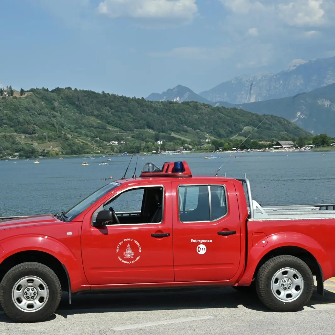 Unuomo di 43 anni rischia di annegare nel lago con il figlio