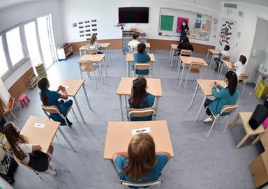 Scuola, ritirate le sanzioni alle famiglie: Verdi e Team K esultano
