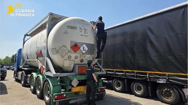 Benzina di contrabbando spacciata per solvente: sequestrati 33 mila litri