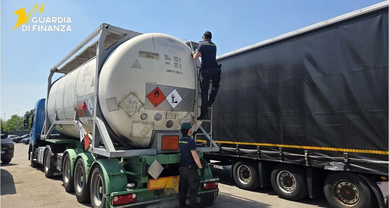 Benzina di contrabbando spacciata per solvente: sequestrati 33 mila litri