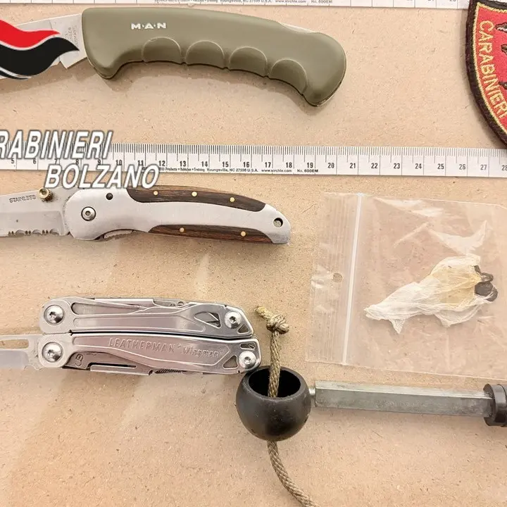 Chiusa, fermati due uomini armati di coltello alla stazione delle autocorriere