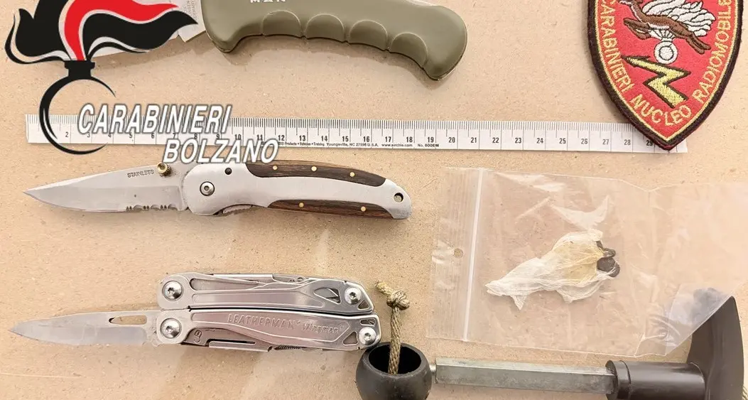 Chiusa, fermati due uomini armati di coltello alla stazione delle autocorriere