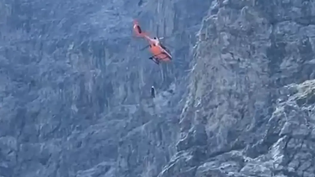 Spettacolare salvataggio sull'Ortles​: usato un lungo cavo di acciaio