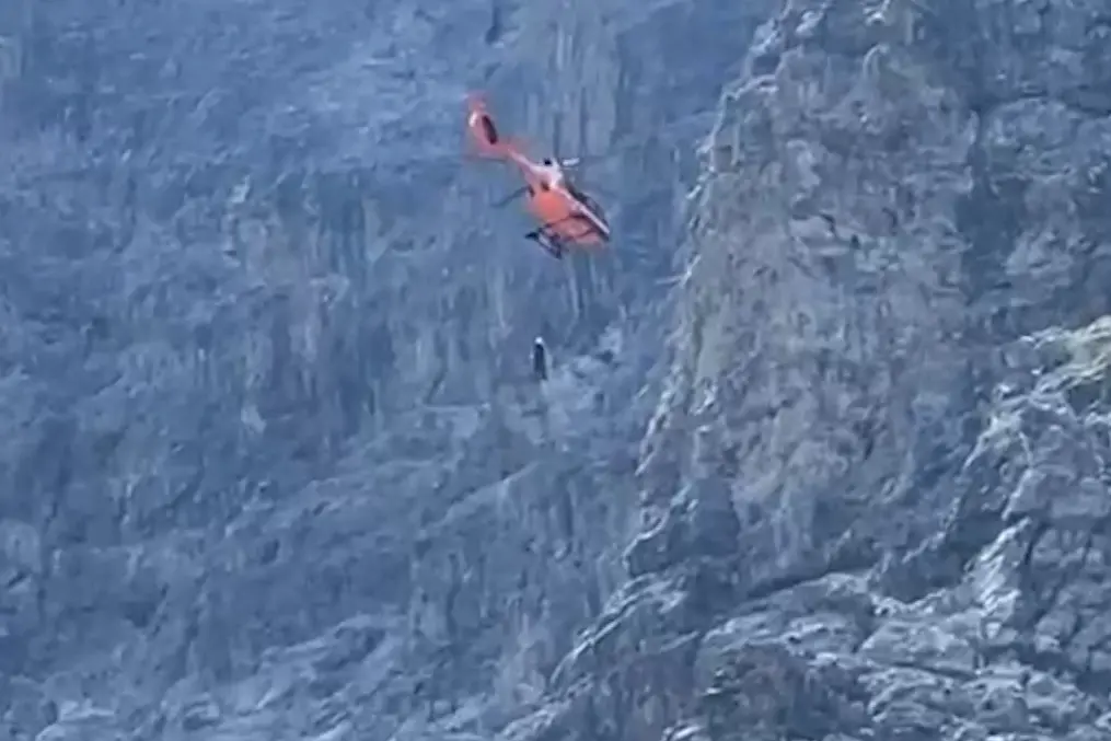 Spettacolare salvataggio sull'Ortles​: usato un lungo cavo di acciaio