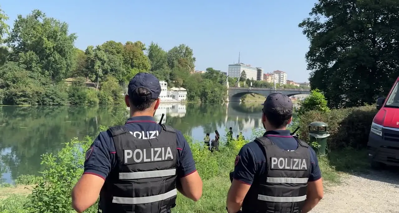 Torino: non si ferma all'alt, inseguito dalla polizia finisce nel Po