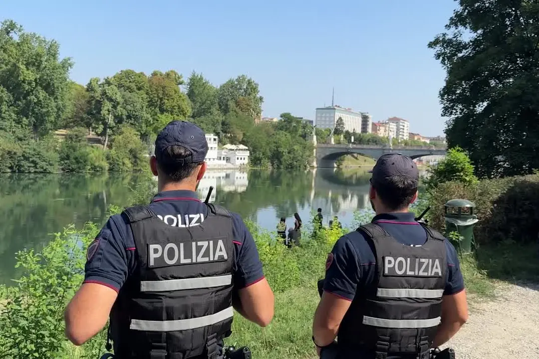 Torino: non si ferma all'alt, inseguito dalla polizia finisce nel Po