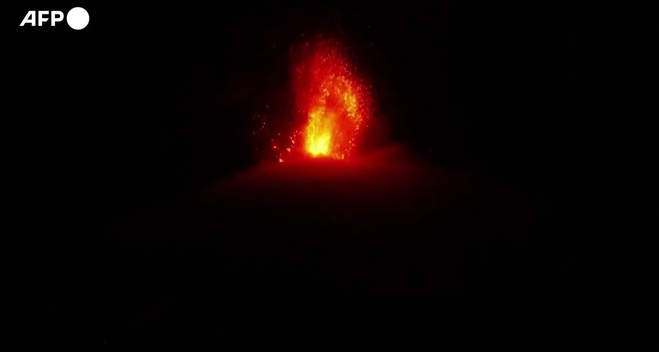 Guatemaltechi sfollati dopo l'eruzione del vulcano Fuego