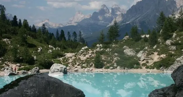 \"Un turista ignora il divieto e utilizza un sup nel lago di Sorapiss\"