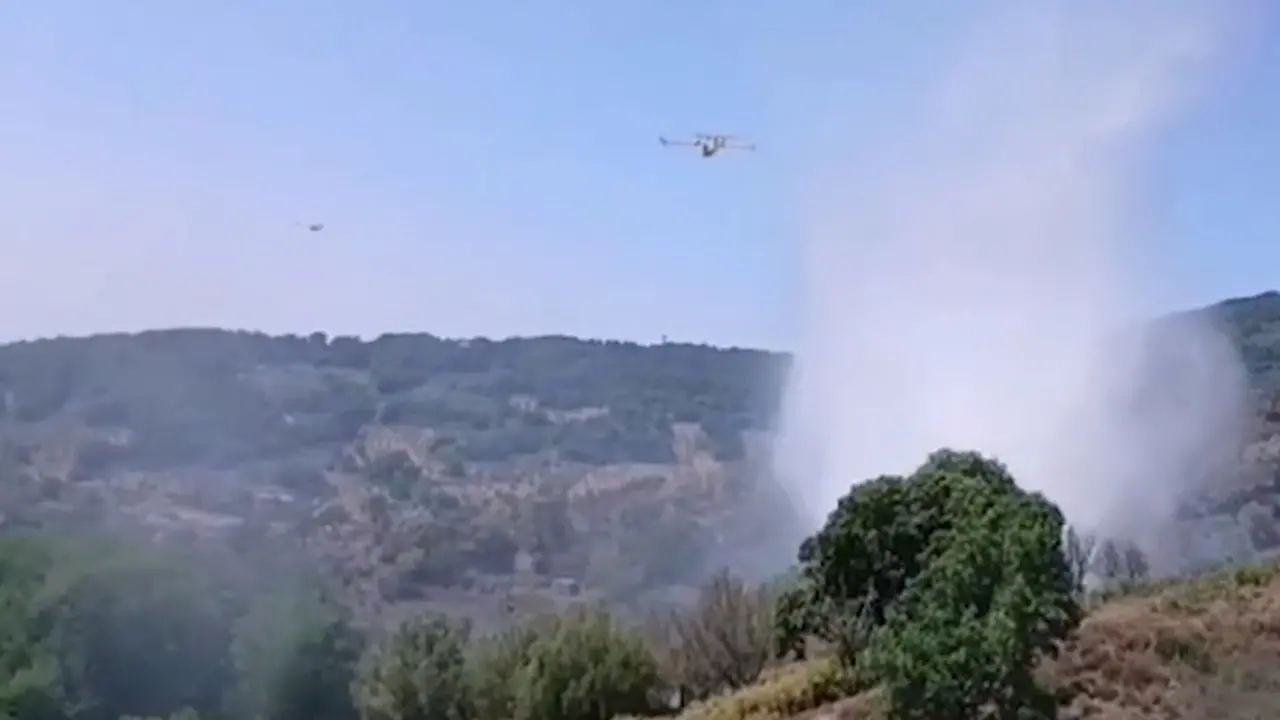 Incendi ancora attivi nel Lametino, Canadair in azione