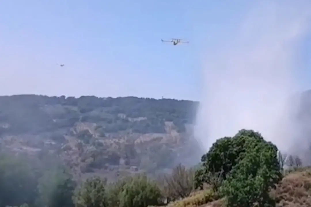 Incendi ancora attivi nel Lametino, Canadair in azione