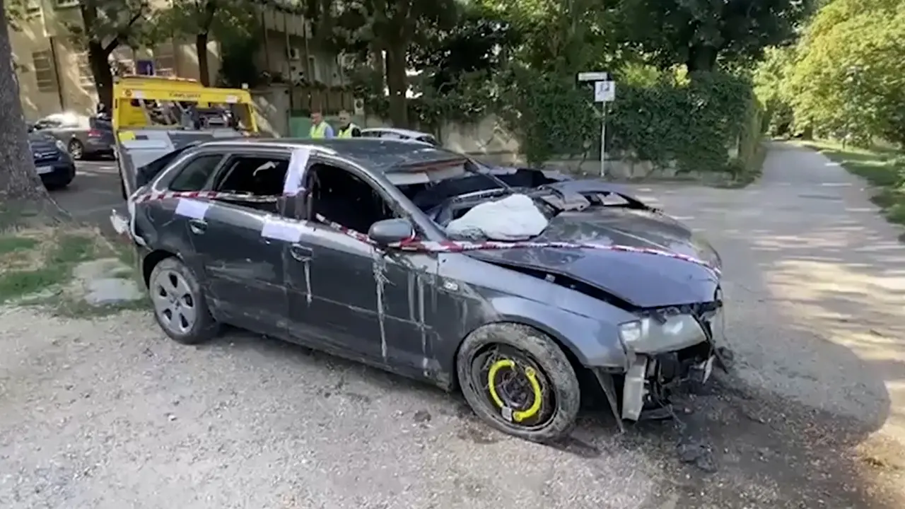 Torino, il recupero dell'auto finita nel Po durante un inseguimento
