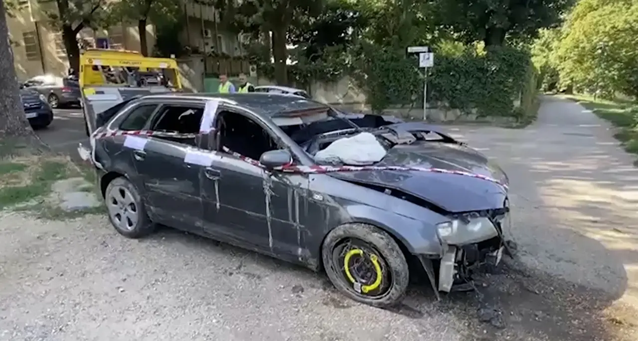 Torino, il recupero dell'auto finita nel Po durante un inseguimento
