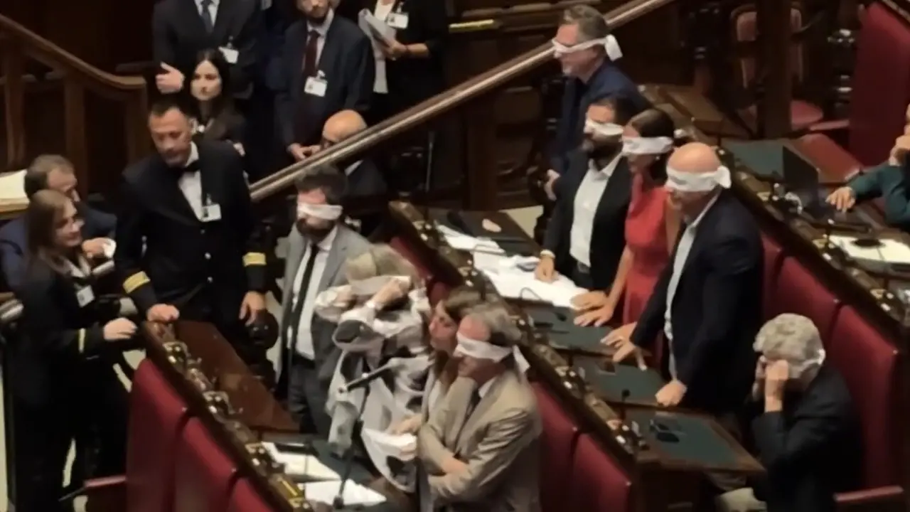 Delmastro, negato l'uso delle chat: le proteste di Avs e M5s