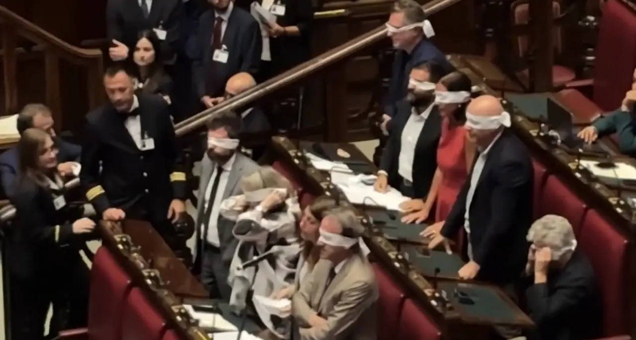 Delmastro, negato l'uso delle chat: le proteste di Avs e M5s