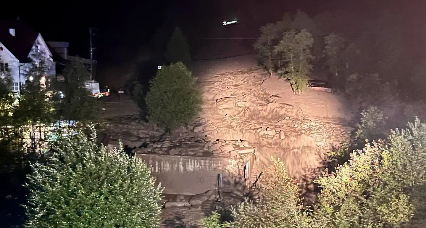 Colata di fango e detriti in Valle Aurina: evacuate 120 persone e strada chiusa – Video