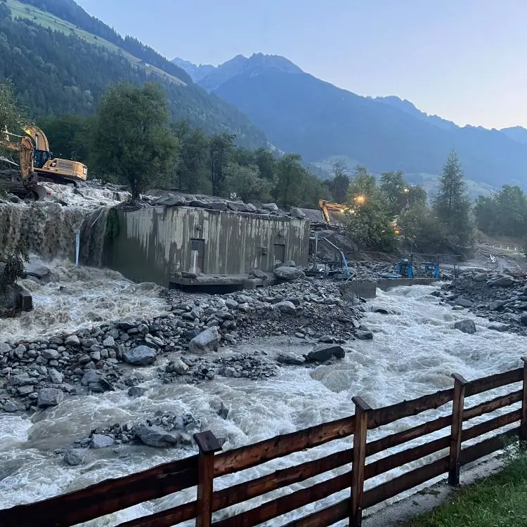Valle Aurina isolata, 50 sfollati a Lutago: si punta a riaprire la strada entro mezzogiorno