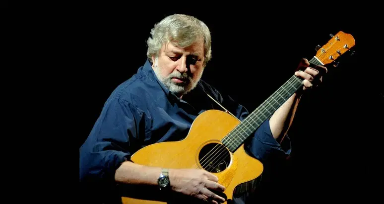 È morto Francesco Guccini: aveva 86 anni. Scrisse capolavori come “La locomotiva” e “Dio è morto”