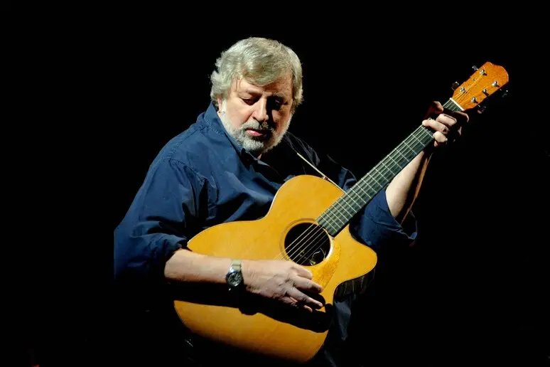 È morto Francesco Guccini: aveva 86 anni