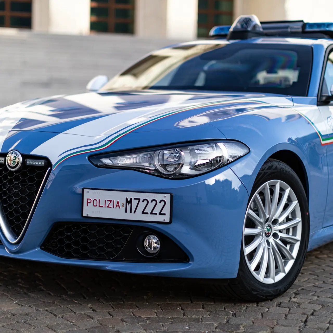 Bolzano, tenta di rubare al centro commerciale e aggredisce la vigilanza: arrestato 19enne