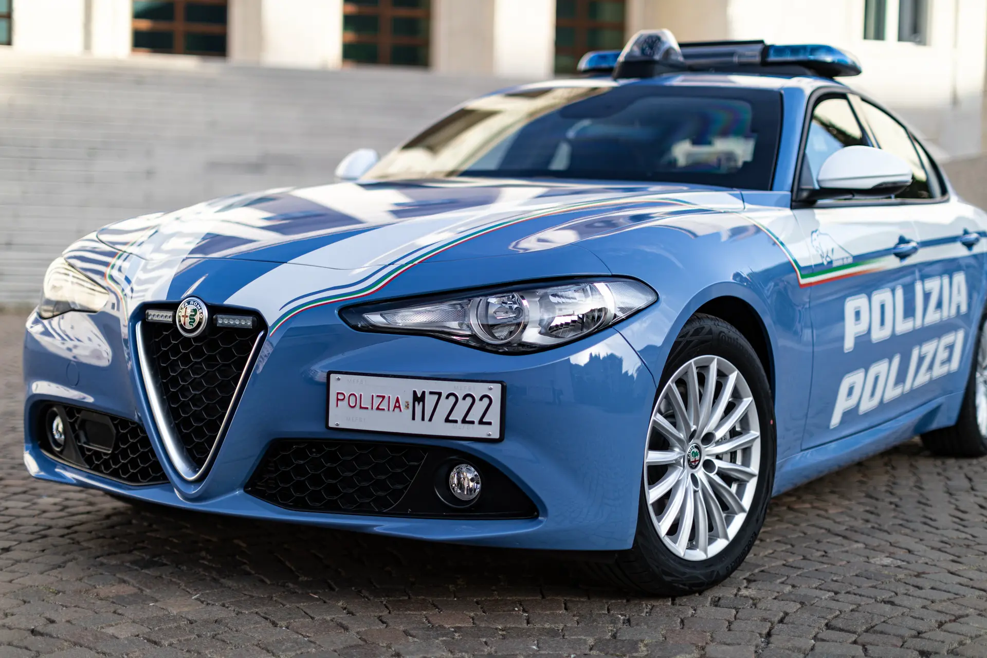 Bolzano, tenta di rubare al centro commerciale e aggredisce la vigilanza: arrestato 19enne