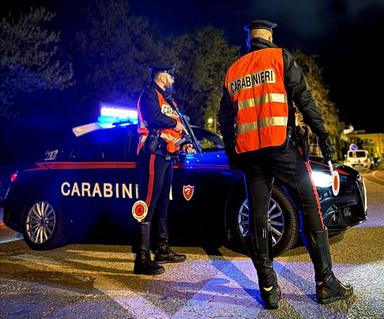 Mostra una patente falsa: non l’aveva mai conseguita