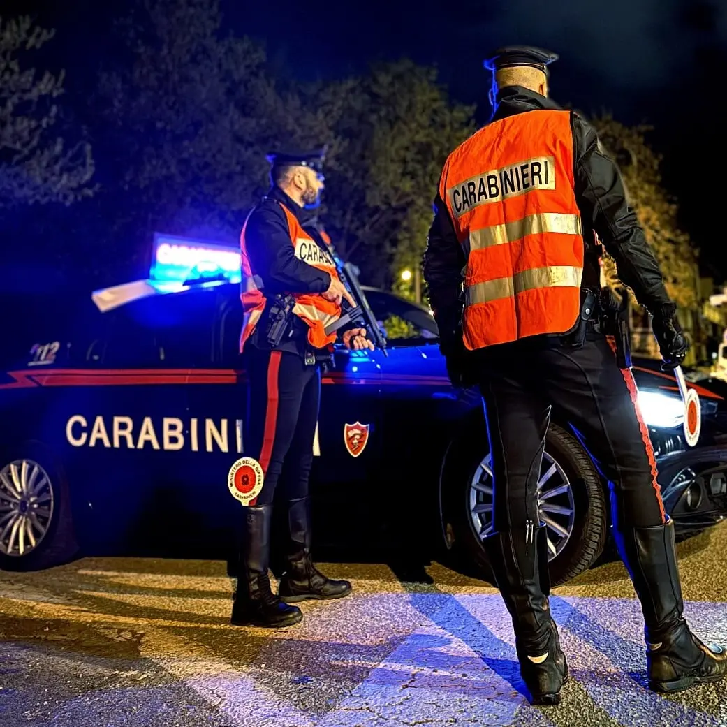 Mostra una patente falsa: non l’aveva mai conseguita