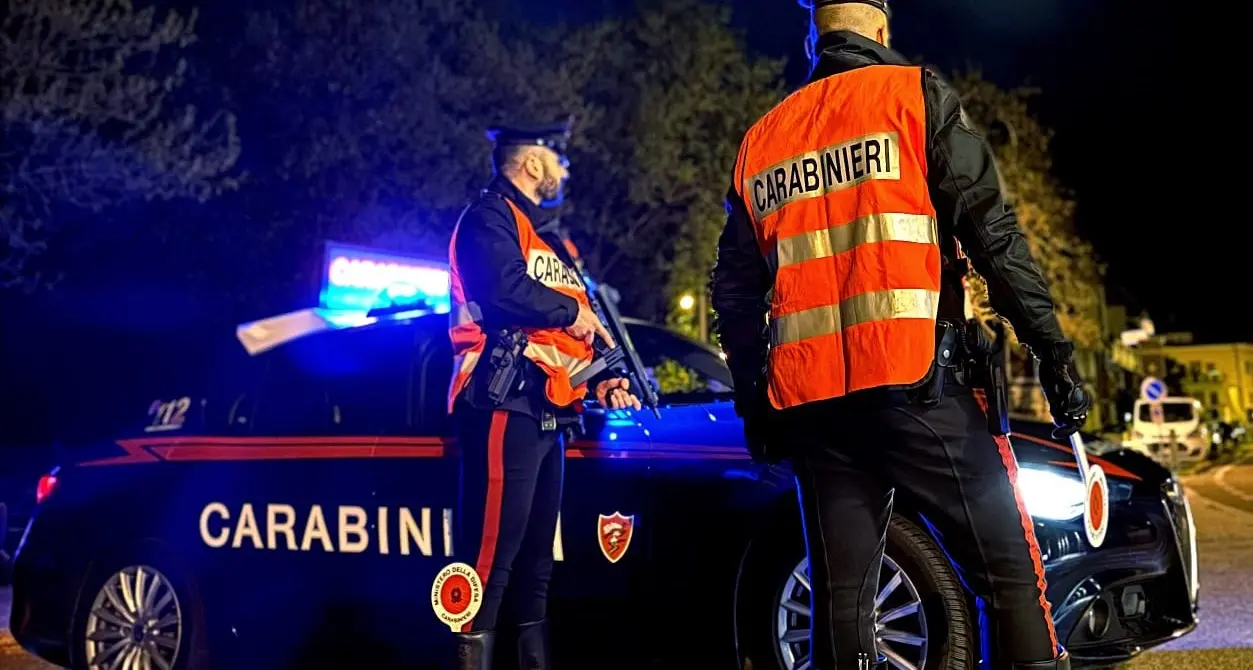 Mostra una patente falsa: non l’aveva mai conseguita