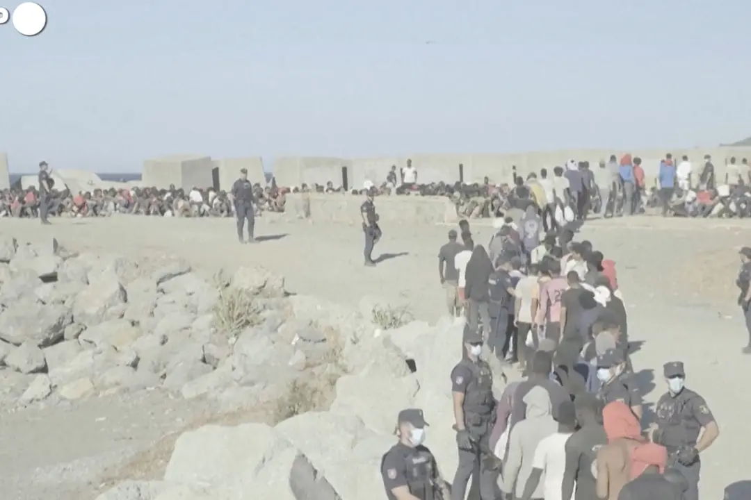 I migranti a Ceuta dormono sulla spiaggia: \"Vogliamo entrare in Europa\"