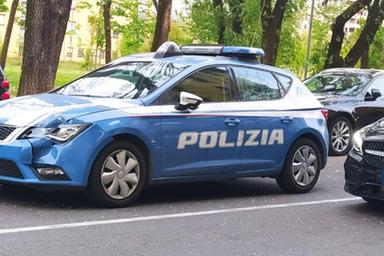 Calci a una ragazza per prenderle il telefono: bloccato dai passanti