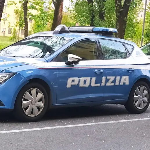 Calci a una ragazza per prenderle il telefono: bloccato dai passanti