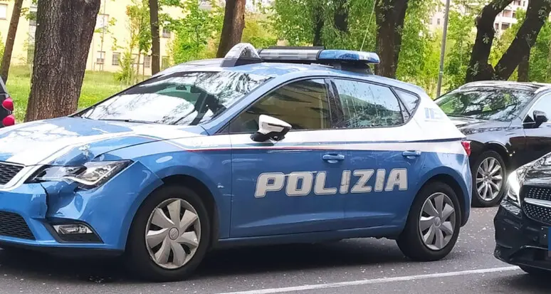 Calci a una ragazza per prenderle il telefono: bloccato dai passanti