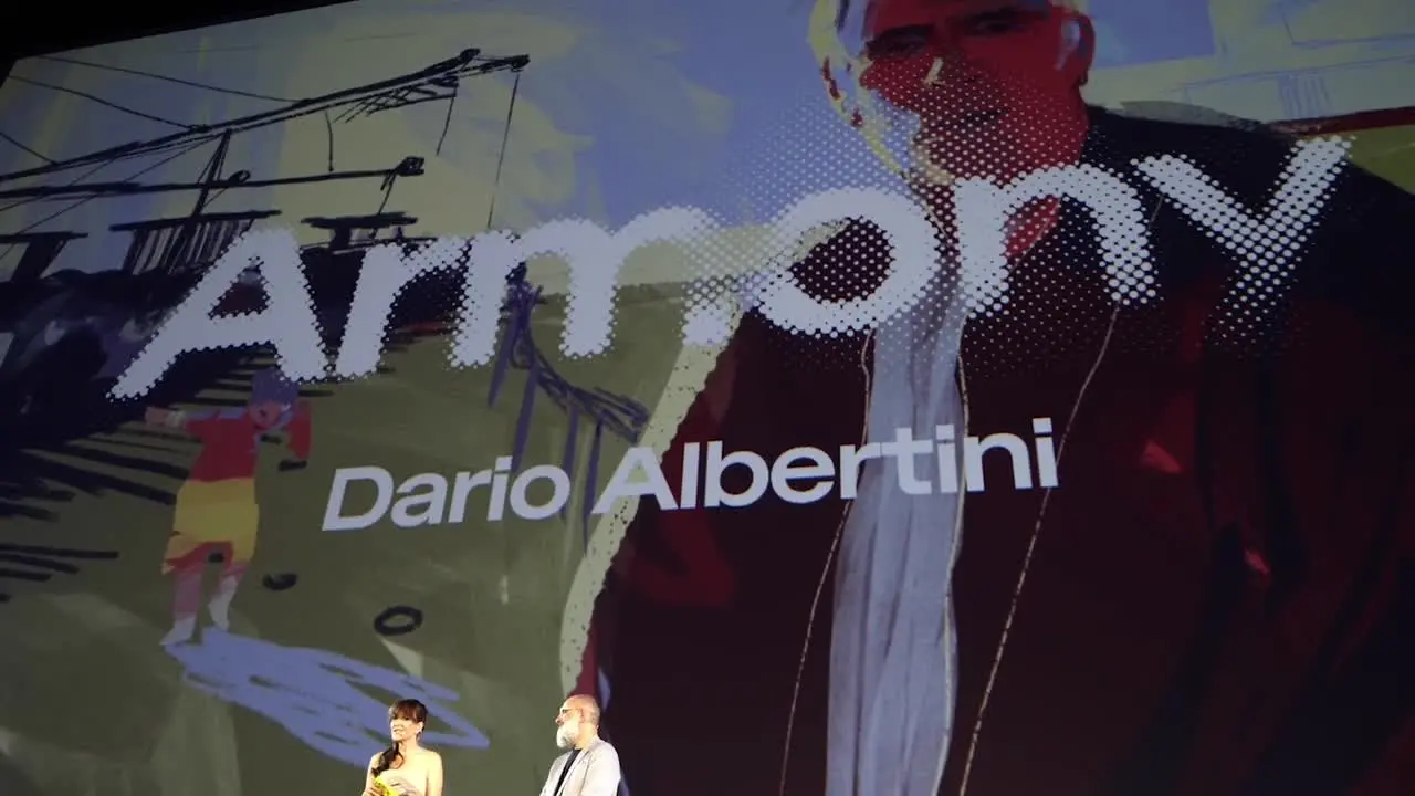 Armony, Mastandrea diretto da Albertini presenta la sua famiglia diversa ma felice