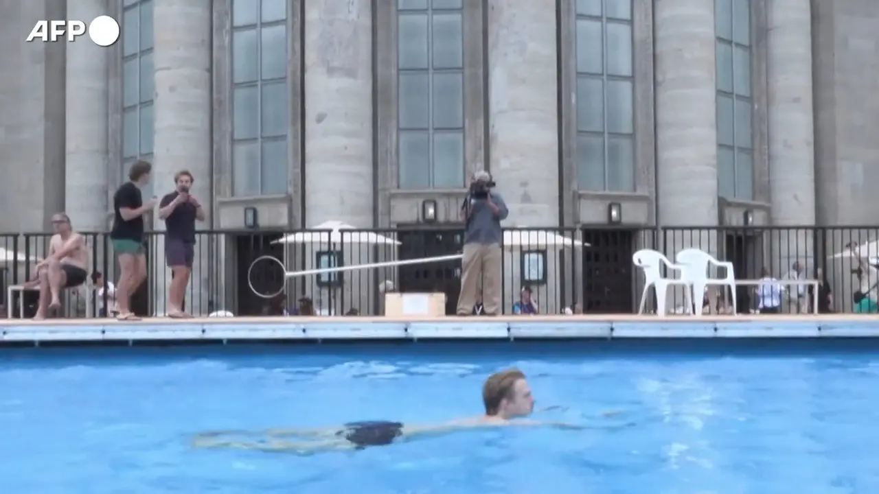 A Berlino un teatro inaugura nuova direzione artistica installando una \"piscina popolare\"