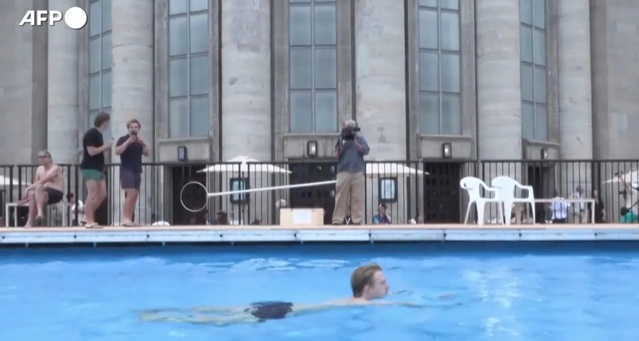 A Berlino un teatro inaugura nuova direzione artistica installando una \"piscina popolare\"