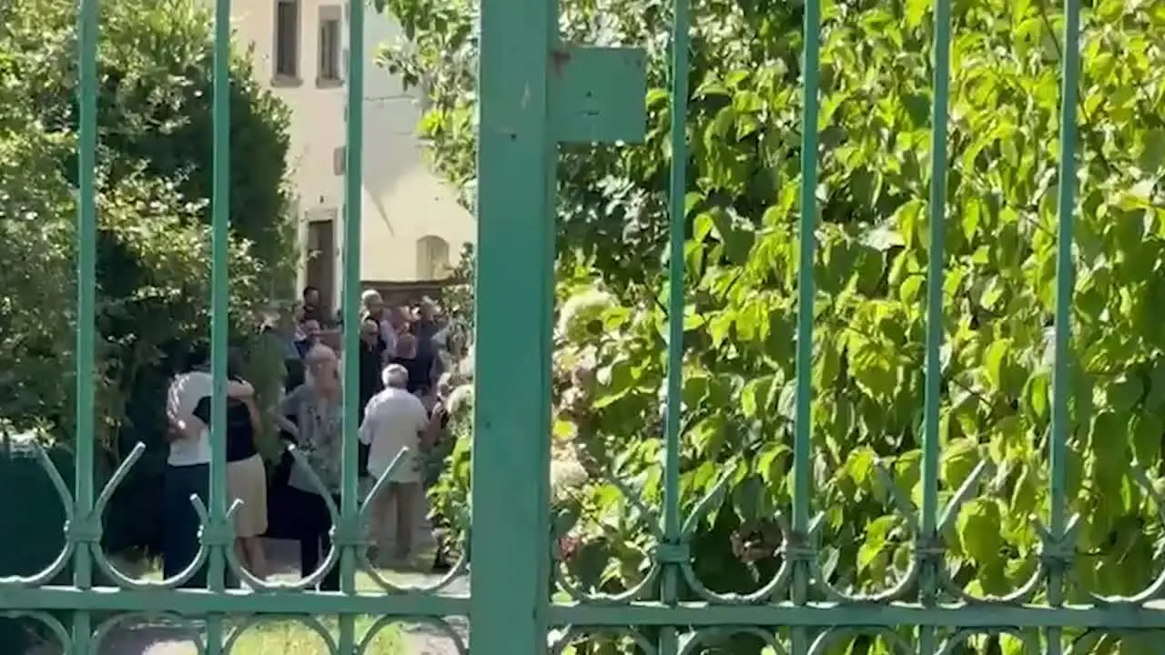 Ultimo saluto a Guccini tra applausi e commozione a Pavana