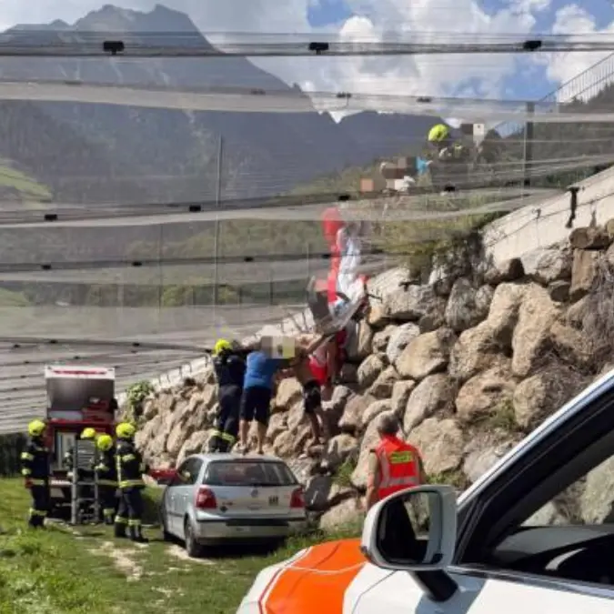 Si schianta con il parapendio contro una grata di ferro: giovane gravissimo
