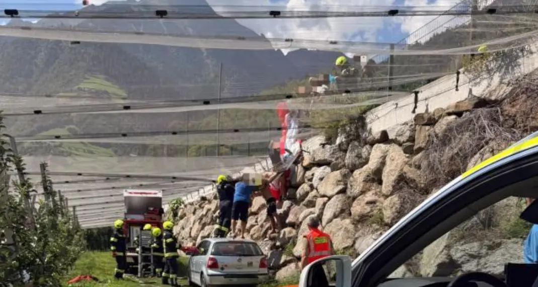 Si schianta con il parapendio contro una grata di ferro: giovane gravissimo