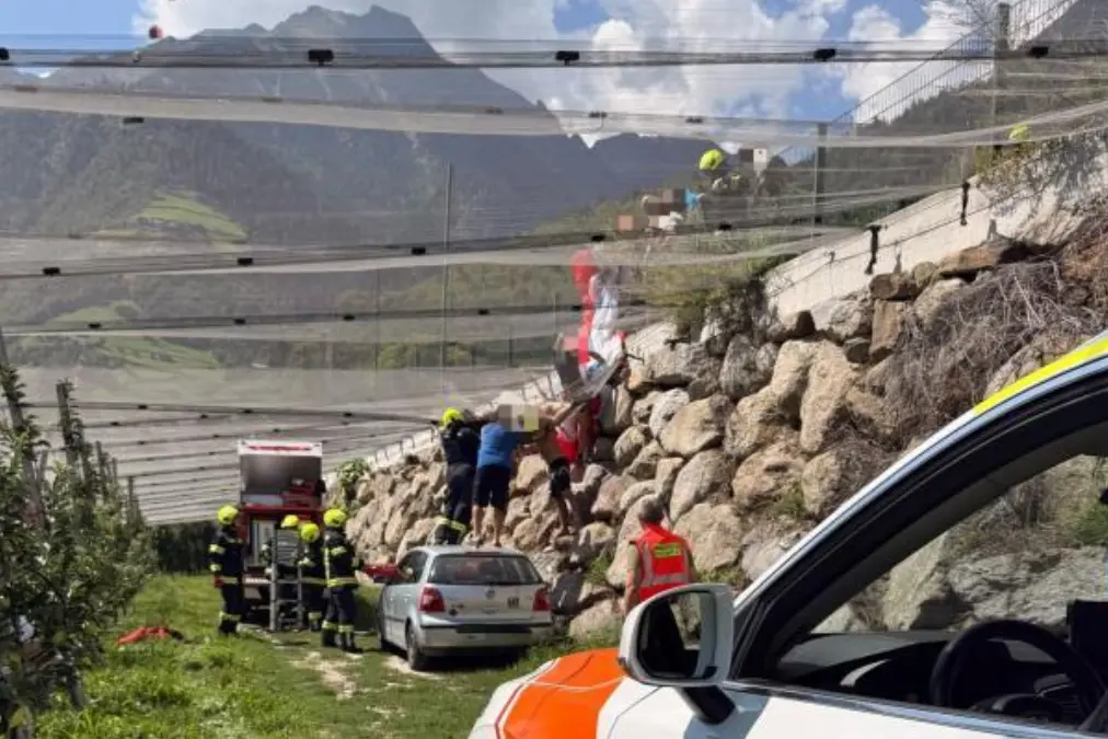 Si schianta con il parapendio contro una grata di ferro: giovane gravissimo