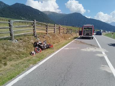 Moto fuori strada a San Valentino: sbatte contro una recinzione